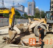 专操50岁老阿姨一级片高温下的坚守｜道路建设者用汗水铺就畅通路